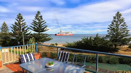 Alice Beside The Sea - 4 Bedroom Holiday House. Отели в г. Девонпорт