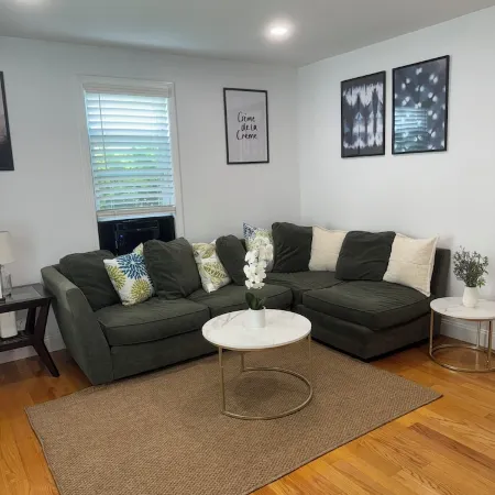Charming Townhouse 12 minutes to Boston