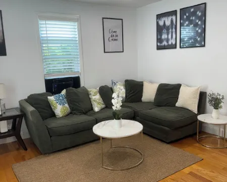 Charming Townhouse 12 minutes to Boston Hotels in Watertown