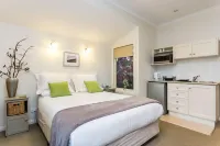 Time to wind down, hear the birds, the Sea. New EV Charger.Double Spa Bath. 론 호텔