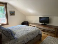 Quiet, spacious, private, beautiful views above art studio