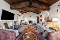 Charming 3-bedroom Equestrian farmhouse with WiFi, AC in welcoming Thermal