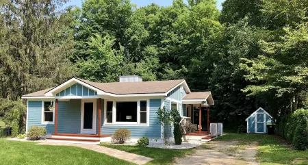 Duck Lake Peninsula Cottage Interlochen