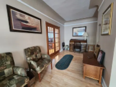 Great 3-bedroom House close to town and beaches, in Manistee , deck, WiFi and AC Hotels in Manistee