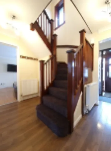 London Luxury 6 Bedroom Large House with 3 Bathrooms  Free Parking Close to Tube