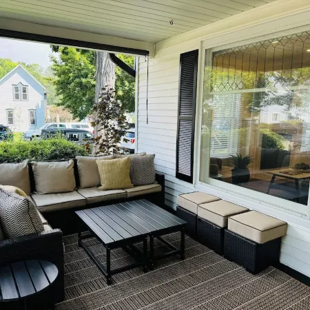 NEW! Charming Pet Friendly Modern Cottage in the Historic District of Saugatuck!
