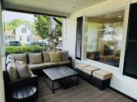 NEW! Charming Pet Friendly Modern Cottage in the Historic District of Saugatuck!