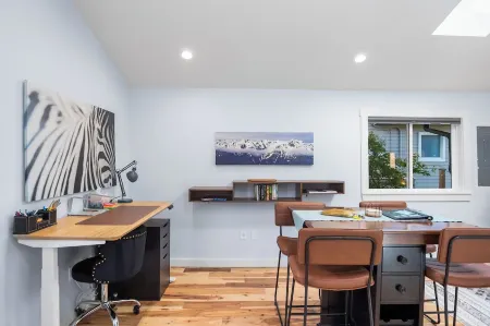 Cute West Seattle Home w Firepit Отели рядом с достопримечательностью «Алки Пойнт Лайтхаус»