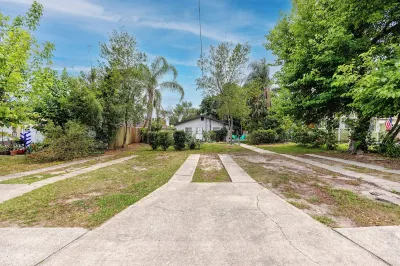 1 block to dwnt/7min to beach/King bed/Free parking Hotel in zona New Port Richey Recreation & Aquatic Center