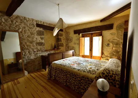Casona Rústica Piedra y Madera ,cómoda ,amplia Ideal Familia. PN Alto Tajo
