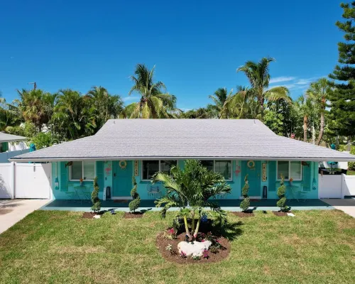 Charming 2Bed Ami Beach Cottage 1/2 of a Duplex, 3Min Walk to Beach Hotels in Holmes Beach