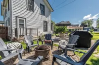 Charming 4-bedroom house steps from Pewaukee Lake Beach, shops & restaurants