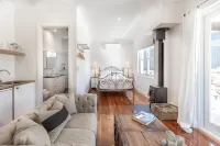 Vintners Retreat: Stylish Retreat near Sea & Vines