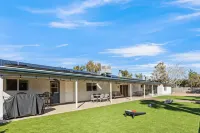 Spacious Desert Getaway! 5BR w/ Casita, Endless Yard/Patio, EV, Pool, Game Room Hotels in der Nähe von Nevada State College