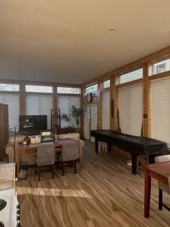 Cute West Seattle Cottage Отели рядом с достопримечательностью «Алки Пойнт Лайтхаус»