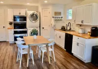 Cute tiny home with everything you need! Hotels in Cedar Falls