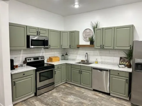 Spacious townhome convenient to everything! Great rates!! ⭐⭐⭐⭐⭐