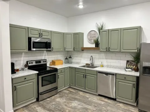 Spacious townhome convenient to everything! Great rates!! ⭐⭐⭐⭐⭐