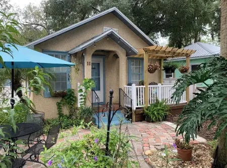 Charming cottage with AC in St. Augustine - 3 bedrooms available