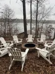 Cozy 3-bedroom Lake house with fiber Wifi, Boathouse & Dock on Lake Sinclair