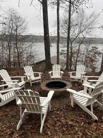 Cozy 3-bedroom Lake house with fiber Wifi, Boathouse & Dock on Lake Sinclair