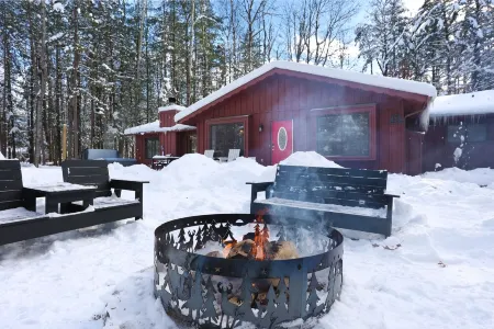 Lake Access Cabin with HotTub, Firepit and Indoor Pool Access