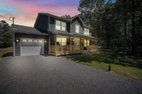 Luxury Pocono Mountain Retreat - 4 Bedrooms - Community Pool and Lake