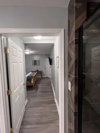 Cool and Calm 4bd  4ba close to all amenities in the city, Отели в г. Монро