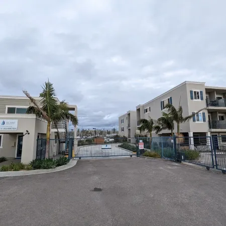 Lovely 1-bedroom condo by the Harbor.