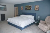 Beautiful Lakeside Cottage (Hidden Cove Farmhouse) 4bedroom 3 bath