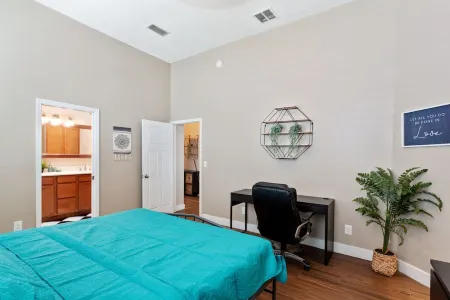 “Historic 3Br Porch Home 5 Min to Downtown Jax & Jags Stadium Pet-Friendly Отели в г. Дувал