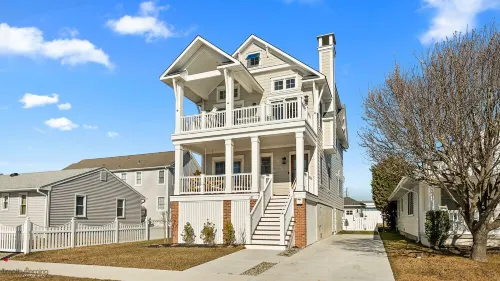 Beautiful new home, professionally decorated with pool close to town and beach