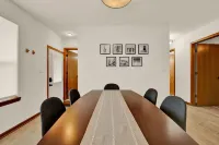 Modern 3 BR Minutes to WI Statefair, MKE Zoo, Brewers, & Hospital Hotels in West Allis