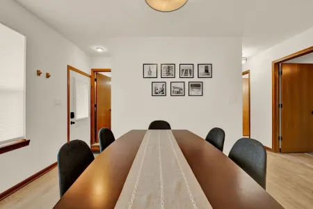 Modern 3 BR Minutes to WI Statefair, MKE Zoo, Brewers, & Hospital