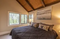 Custom Builder just completely  remodeled this Mountain Chalet..with Hot Tub! 라이즈 갑 주변 호텔