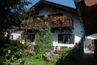 Comfortable large apartments, centrally located, surrounded by nature, friendly Hotels in Farchant