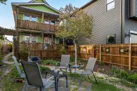 Tremont  1BR  Pet Friendly, Private w/dedicated workspace and soaking tub!