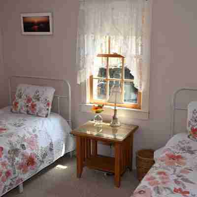 Cape Cottage with 5 beds, large deck, and less than 10 minute walk to the beach! Rooms
