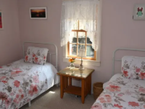 Cape Cottage with 5 beds, large deck, and less than 10 minute walk to the beach! Hotels in Eastham