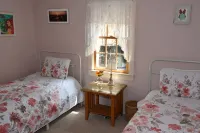 Cape Cottage with 5 beds, large deck, and less than 10 minute walk to the beach!