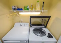 Newly Remodeled, Sleeps 12, Quiet neighborhood near it ALL, Pet Friendly
