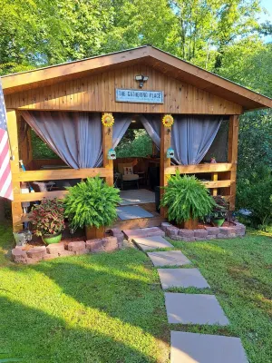 The country cottage: with gorgeous 5 person hot tub!!