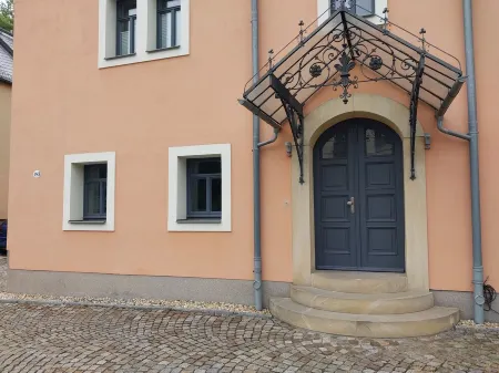 Vacation apartment "Kraxlhütte" Dresden - comfortable, large apartment Отели рядом с достопримечательностью «Шлос Пилльниц»