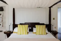 Private 4 bedroom wing in Georgian Linen House w/modern twist (Pet Friendly)