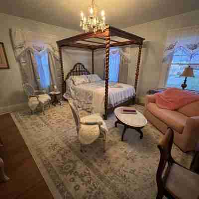 Historic Charm - Modern Comfort! Charming Home & Neighborhood w Large Backyard Rooms