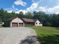 Spacious 4 bedroom house with a private pool in a quiet area