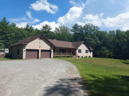 Spacious 4 bedroom house with a private pool in a quiet area