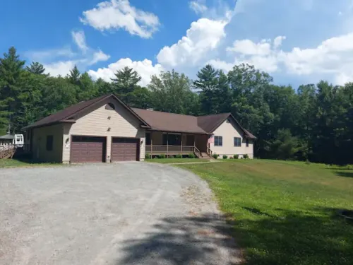 Spacious 4 bedroom house with a private pool in a quiet area