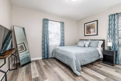 Broadlawn Bungalow - 2BR/1 Bath w pullout Hotel dekat Dubuque Arboretum & Botanical Gardens