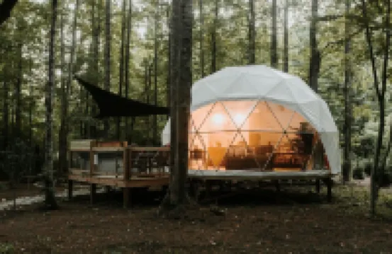 Amazing Creekside Glamping Dome in Park-Like Setting with Hot Tub & A/C!